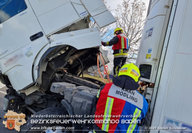 20211123 Lkw Unfall mit Dieselaustritt an der Bezirksgrenze Baden - Mödling Foto: Stefan Schneider BFKDO Baden 20211123 Lkw Unfall mit Dieselaustritt an der Bezirksgrenze Baden - Mödling Foto: Stefan Schneider BFKDO Baden