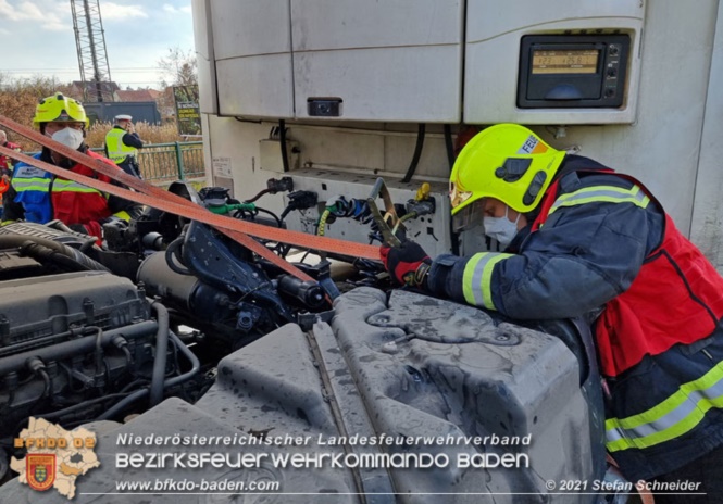 20211123 Lkw Unfall mit Dieselaustritt an der Bezirksgrenze Baden - Mödling Foto: Stefan Schneider BFKDO Baden 20211123 Lkw Unfall mit Dieselaustritt an der Bezirksgrenze Baden - Mödling Foto: Stefan Schneider BFKDO Baden