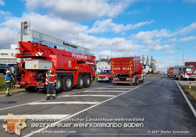 20211123 Lkw Unfall mit Dieselaustritt an der Bezirksgrenze Baden - Mödling Foto: Stefan Schneider BFKDO Baden 20211123 Lkw Unfall mit Dieselaustritt an der Bezirksgrenze Baden - Mödling Foto: Stefan Schneider BFKDO Baden