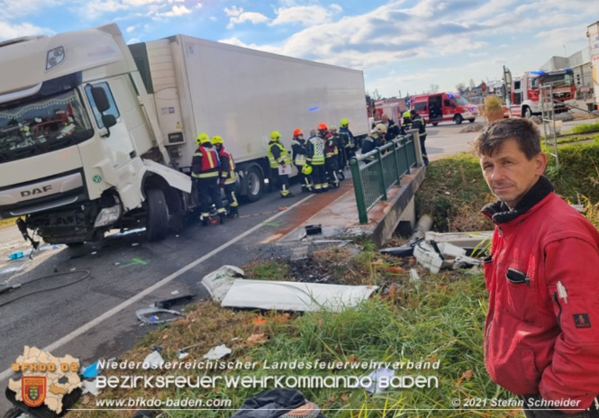 20211123 Lkw Unfall mit Dieselaustritt an der Bezirksgrenze Baden - Mdling  Foto: Stefan Schneider BFKDO Baden