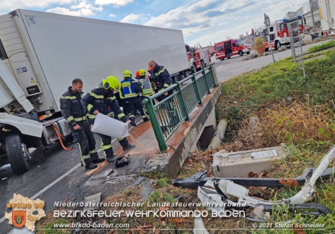 20211123 Lkw Unfall mit Dieselaustritt an der Bezirksgrenze Baden - Mdling  Foto: Stefan Schneider BFKDO Baden