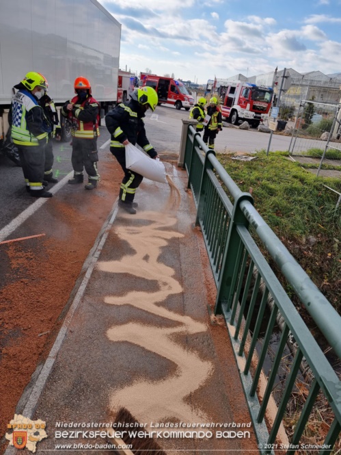 20211123 Lkw Unfall mit Dieselaustritt an der Bezirksgrenze Baden - Mödling Foto: Stefan Schneider BFKDO Baden 20211123 Lkw Unfall mit Dieselaustritt an der Bezirksgrenze Baden - Mödling Foto: Stefan Schneider BFKDO Baden