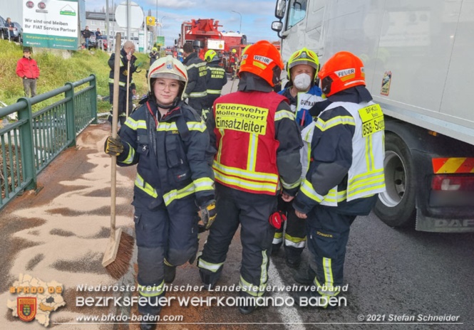 20211123 Lkw Unfall mit Dieselaustritt an der Bezirksgrenze Baden - Mödling Foto: Stefan Schneider BFKDO Baden 20211123 Lkw Unfall mit Dieselaustritt an der Bezirksgrenze Baden - Mödling Foto: Stefan Schneider BFKDO Baden
