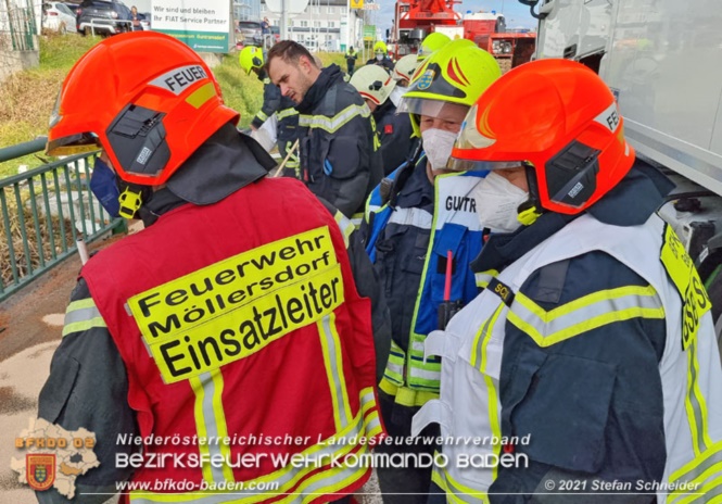 20211123 Lkw Unfall mit Dieselaustritt an der Bezirksgrenze Baden - Mdling  Foto: Stefan Schneider BFKDO Baden