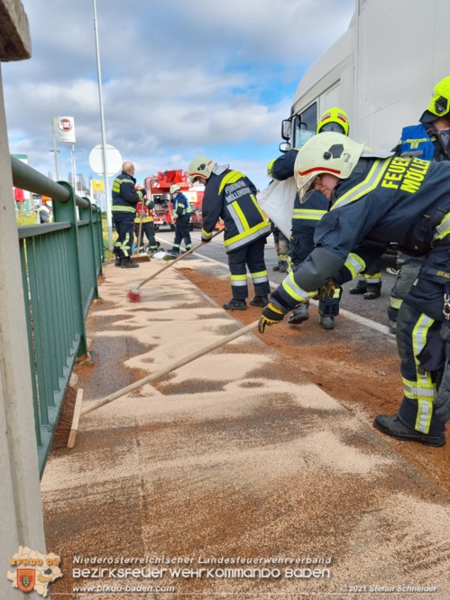 20211123 Lkw Unfall mit Dieselaustritt an der Bezirksgrenze Baden - Mdling  Foto: Stefan Schneider BFKDO Baden