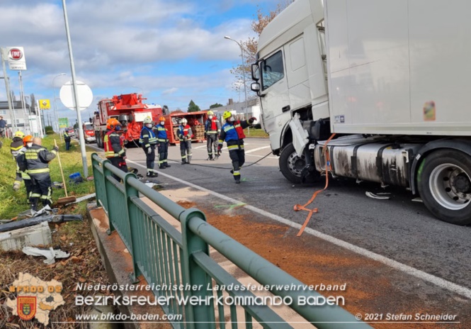 20211123 Lkw Unfall mit Dieselaustritt an der Bezirksgrenze Baden - Mödling Foto: Stefan Schneider BFKDO Baden 20211123 Lkw Unfall mit Dieselaustritt an der Bezirksgrenze Baden - Mödling Foto: Stefan Schneider BFKDO Baden