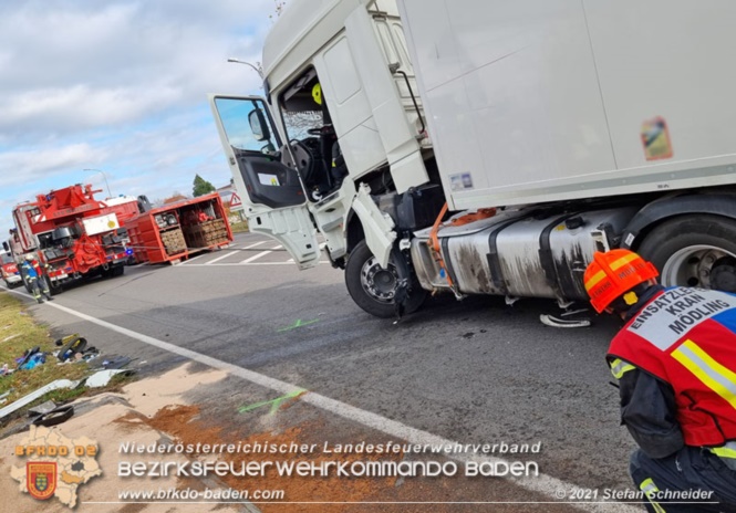 20211123 Lkw Unfall mit Dieselaustritt an der Bezirksgrenze Baden - Mödling Foto: Stefan Schneider BFKDO Baden 20211123 Lkw Unfall mit Dieselaustritt an der Bezirksgrenze Baden - Mödling Foto: Stefan Schneider BFKDO Baden
