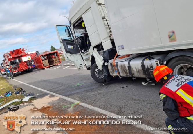 20211123 Lkw Unfall mit Dieselaustritt an der Bezirksgrenze Baden - Mdling  Foto: Stefan Schneider BFKDO Baden