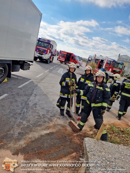 20211123 Lkw Unfall mit Dieselaustritt an der Bezirksgrenze Baden - Mödling Foto: Stefan Schneider BFKDO Baden 20211123 Lkw Unfall mit Dieselaustritt an der Bezirksgrenze Baden - Mödling Foto: Stefan Schneider BFKDO Baden