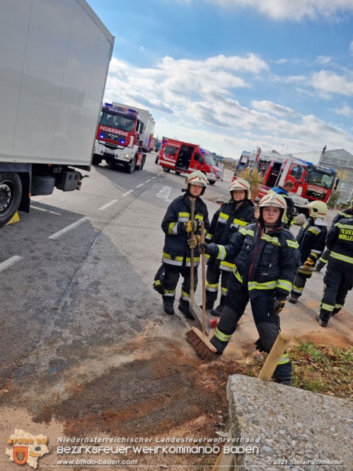 20211123 Lkw Unfall mit Dieselaustritt an der Bezirksgrenze Baden - Mdling  Foto: Stefan Schneider BFKDO Baden