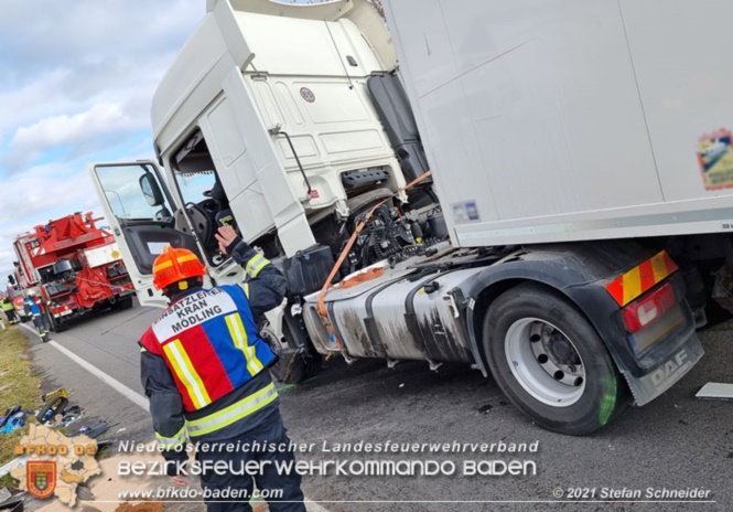 20211123 Lkw Unfall mit Dieselaustritt an der Bezirksgrenze Baden - Mdling  Foto: Stefan Schneider BFKDO Baden