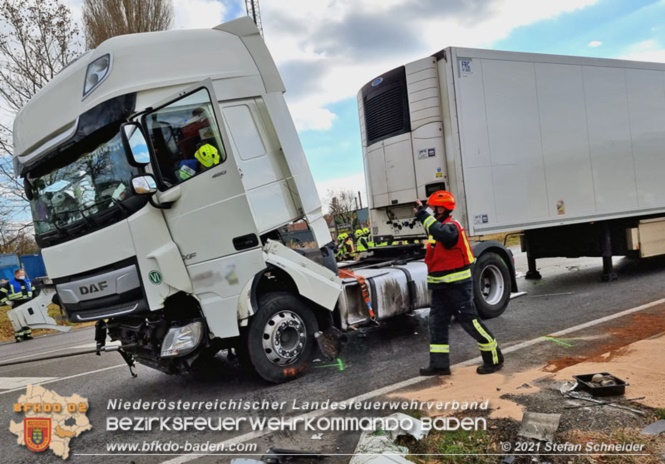 20211123 Lkw Unfall mit Dieselaustritt an der Bezirksgrenze Baden - Mödling Foto: Stefan Schneider BFKDO Baden 20211123 Lkw Unfall mit Dieselaustritt an der Bezirksgrenze Baden - Mödling Foto: Stefan Schneider BFKDO Baden