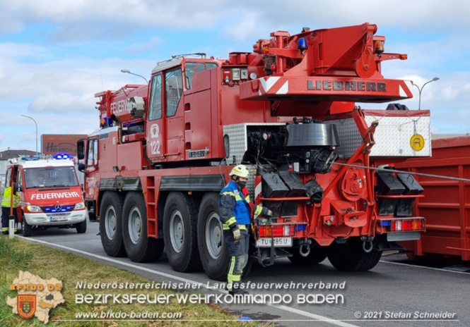 20211123 Lkw Unfall mit Dieselaustritt an der Bezirksgrenze Baden - Mdling  Foto: Stefan Schneider BFKDO Baden