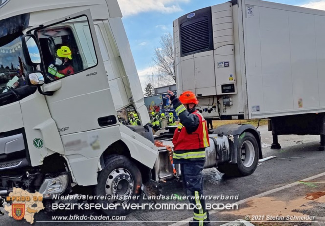 20211123 Lkw Unfall mit Dieselaustritt an der Bezirksgrenze Baden - Mödling Foto: Stefan Schneider BFKDO Baden 20211123 Lkw Unfall mit Dieselaustritt an der Bezirksgrenze Baden - Mödling Foto: Stefan Schneider BFKDO Baden
