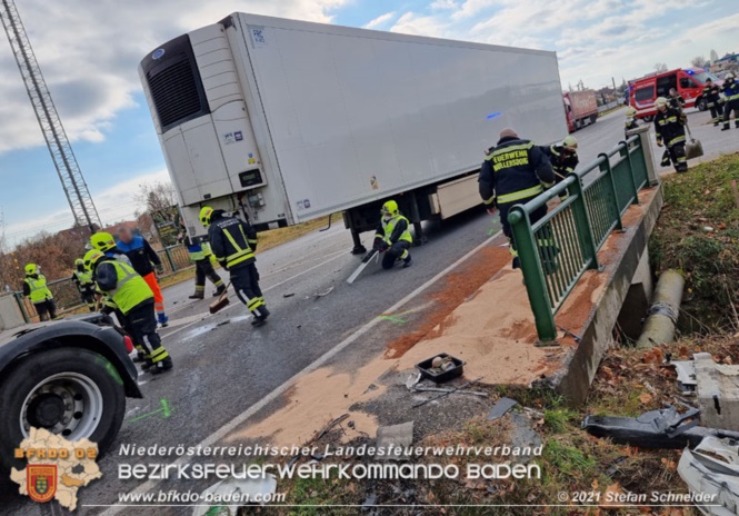 20211123 Lkw Unfall mit Dieselaustritt an der Bezirksgrenze Baden - Mödling Foto: Stefan Schneider BFKDO Baden 20211123 Lkw Unfall mit Dieselaustritt an der Bezirksgrenze Baden - Mödling Foto: Stefan Schneider BFKDO Baden