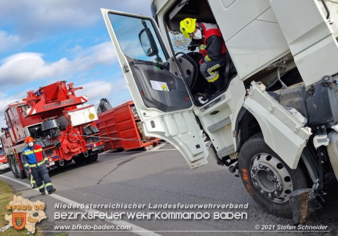 20211123 Lkw Unfall mit Dieselaustritt an der Bezirksgrenze Baden - Mödling Foto: Stefan Schneider BFKDO Baden 20211123 Lkw Unfall mit Dieselaustritt an der Bezirksgrenze Baden - Mödling Foto: Stefan Schneider BFKDO Baden