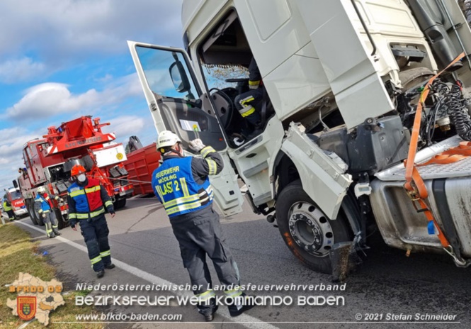 20211123 Lkw Unfall mit Dieselaustritt an der Bezirksgrenze Baden - Mödling Foto: Stefan Schneider BFKDO Baden 20211123 Lkw Unfall mit Dieselaustritt an der Bezirksgrenze Baden - Mödling Foto: Stefan Schneider BFKDO Baden