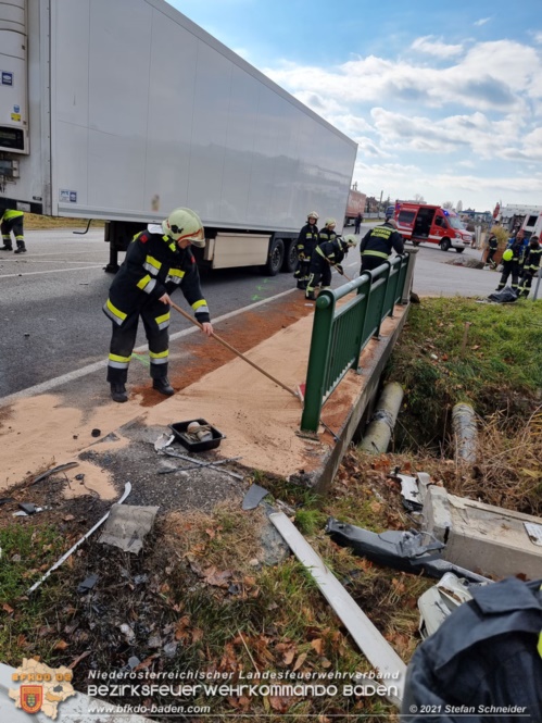 20211123 Lkw Unfall mit Dieselaustritt an der Bezirksgrenze Baden - Mödling Foto: Stefan Schneider BFKDO Baden 20211123 Lkw Unfall mit Dieselaustritt an der Bezirksgrenze Baden - Mödling Foto: Stefan Schneider BFKDO Baden