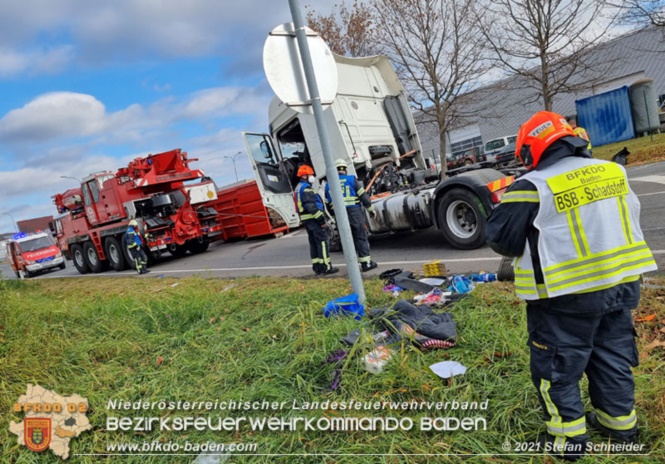 20211123 Lkw Unfall mit Dieselaustritt an der Bezirksgrenze Baden - Mdling  Foto: Stefan Schneider BFKDO Baden