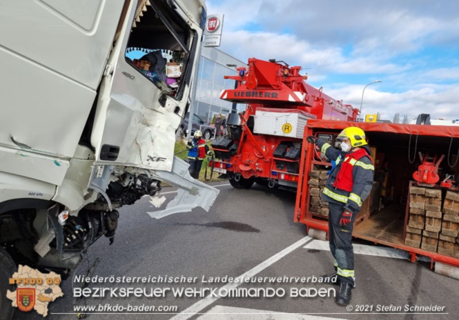20211123 Lkw Unfall mit Dieselaustritt an der Bezirksgrenze Baden - Mödling Foto: Stefan Schneider BFKDO Baden 20211123 Lkw Unfall mit Dieselaustritt an der Bezirksgrenze Baden - Mödling Foto: Stefan Schneider BFKDO Baden