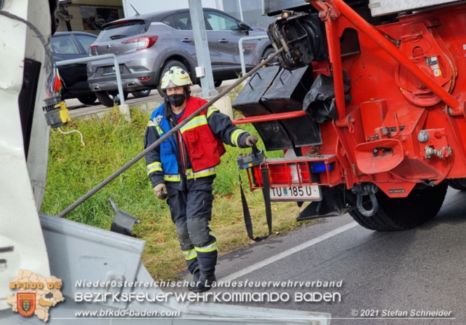 20211123 Lkw Unfall mit Dieselaustritt an der Bezirksgrenze Baden - Mdling  Foto: Stefan Schneider BFKDO Baden