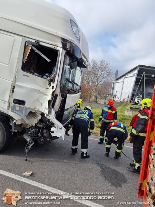 20211123 Lkw Unfall mit Dieselaustritt an der Bezirksgrenze Baden - Mödling Foto: Stefan Schneider BFKDO Baden 20211123 Lkw Unfall mit Dieselaustritt an der Bezirksgrenze Baden - Mödling Foto: Stefan Schneider BFKDO Baden