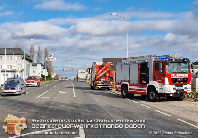 20211123 Lkw Unfall mit Dieselaustritt an der Bezirksgrenze Baden - Mödling Foto: Stefan Schneider BFKDO Baden 20211123 Lkw Unfall mit Dieselaustritt an der Bezirksgrenze Baden - Mödling Foto: Stefan Schneider BFKDO Baden