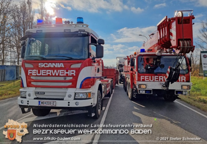 20211123 Lkw Unfall mit Dieselaustritt an der Bezirksgrenze Baden - Mödling Foto: Stefan Schneider BFKDO Baden 20211123 Lkw Unfall mit Dieselaustritt an der Bezirksgrenze Baden - Mödling Foto: Stefan Schneider BFKDO Baden
