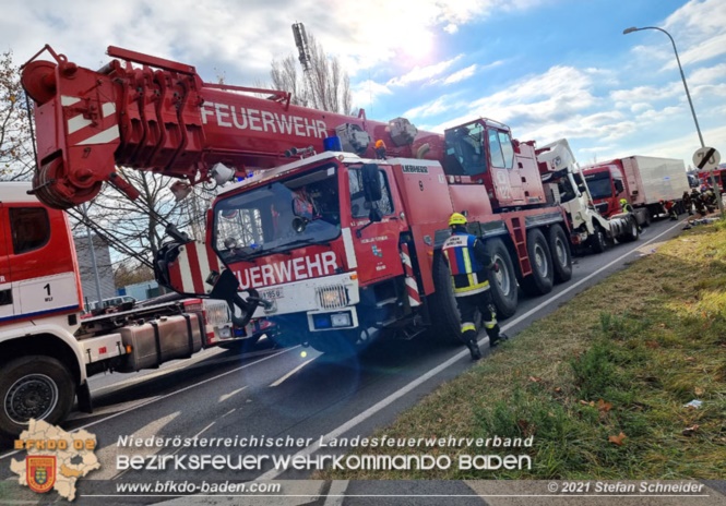 20211123 Lkw Unfall mit Dieselaustritt an der Bezirksgrenze Baden - Mödling Foto: Stefan Schneider BFKDO Baden 20211123 Lkw Unfall mit Dieselaustritt an der Bezirksgrenze Baden - Mödling Foto: Stefan Schneider BFKDO Baden