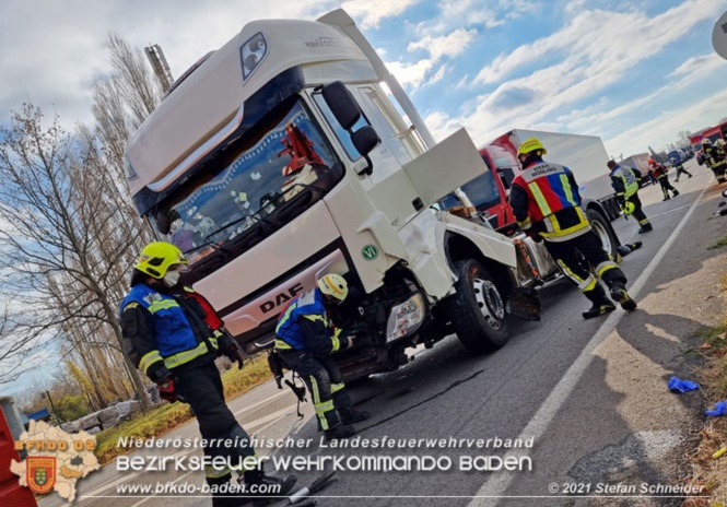 20211123 Lkw Unfall mit Dieselaustritt an der Bezirksgrenze Baden - Mdling  Foto: Stefan Schneider BFKDO Baden