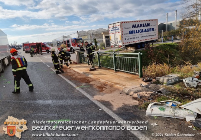 20211123 Lkw Unfall mit Dieselaustritt an der Bezirksgrenze Baden - Mödling Foto: Stefan Schneider BFKDO Baden 20211123 Lkw Unfall mit Dieselaustritt an der Bezirksgrenze Baden - Mödling Foto: Stefan Schneider BFKDO Baden
