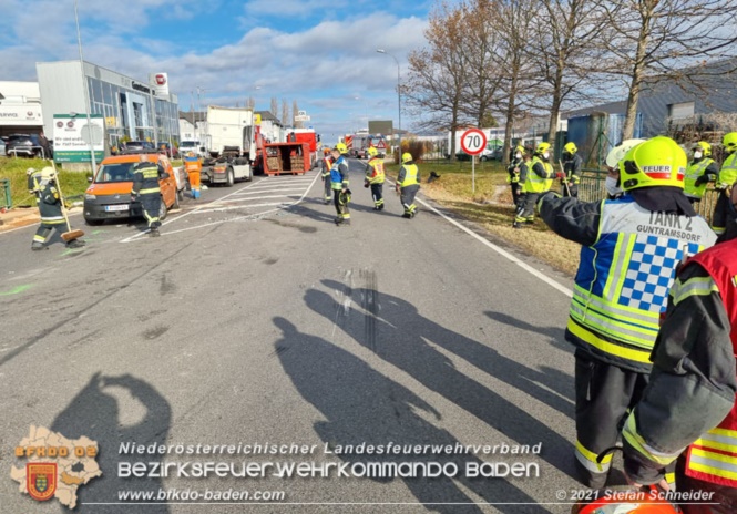 20211123 Lkw Unfall mit Dieselaustritt an der Bezirksgrenze Baden - Mdling  Foto: Stefan Schneider BFKDO Baden