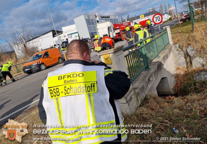 20211123 Lkw Unfall mit Dieselaustritt an der Bezirksgrenze Baden - Mödling Foto: Stefan Schneider BFKDO Baden 20211123 Lkw Unfall mit Dieselaustritt an der Bezirksgrenze Baden - Mödling Foto: Stefan Schneider BFKDO Baden