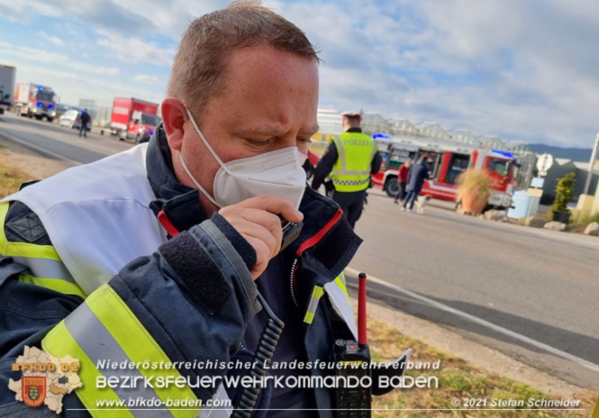 20211123 Lkw Unfall mit Dieselaustritt an der Bezirksgrenze Baden - Mödling Foto: Stefan Schneider BFKDO Baden 20211123 Lkw Unfall mit Dieselaustritt an der Bezirksgrenze Baden - Mödling Foto: Stefan Schneider BFKDO Baden
