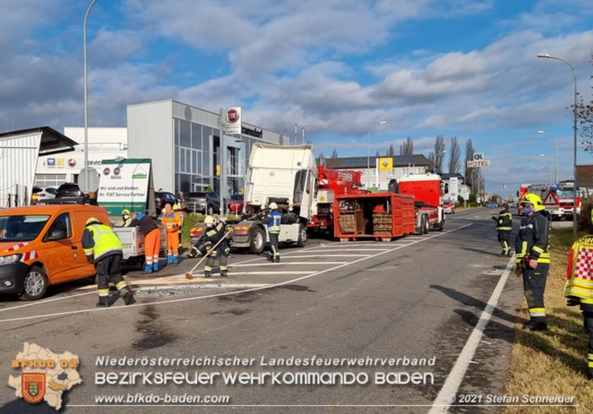 20211123 Lkw Unfall mit Dieselaustritt an der Bezirksgrenze Baden - Mödling Foto: Stefan Schneider BFKDO Baden 20211123 Lkw Unfall mit Dieselaustritt an der Bezirksgrenze Baden - Mödling Foto: Stefan Schneider BFKDO Baden
