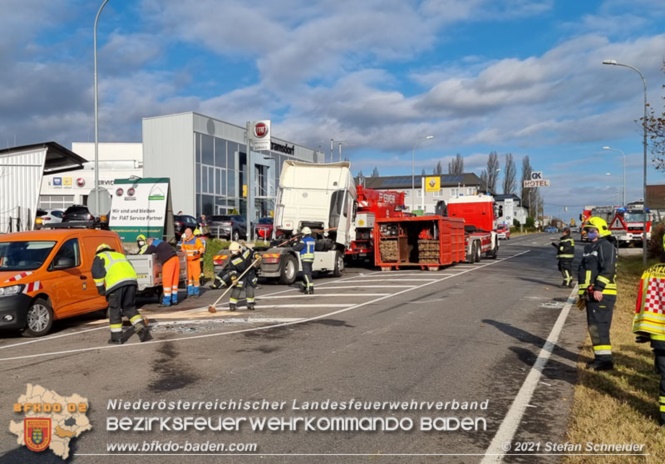 20211123 Lkw Unfall mit Dieselaustritt an der Bezirksgrenze Baden - Mdling  Foto: Stefan Schneider BFKDO Baden