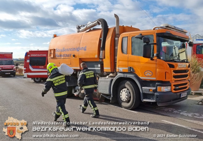 20211123 Lkw Unfall mit Dieselaustritt an der Bezirksgrenze Baden - Mödling Foto: Stefan Schneider BFKDO Baden 20211123 Lkw Unfall mit Dieselaustritt an der Bezirksgrenze Baden - Mödling Foto: Stefan Schneider BFKDO Baden
