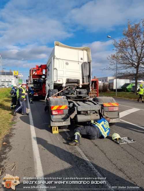 20211123 Lkw Unfall mit Dieselaustritt an der Bezirksgrenze Baden - Mdling  Foto: Stefan Schneider BFKDO Baden