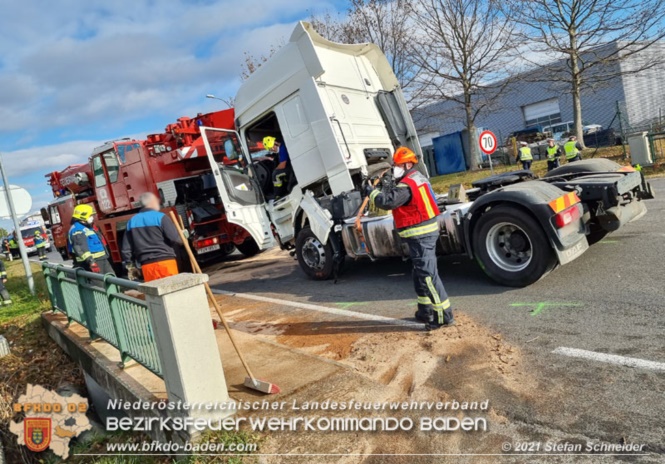 20211123 Lkw Unfall mit Dieselaustritt an der Bezirksgrenze Baden - Mödling Foto: Stefan Schneider BFKDO Baden 20211123 Lkw Unfall mit Dieselaustritt an der Bezirksgrenze Baden - Mödling Foto: Stefan Schneider BFKDO Baden
