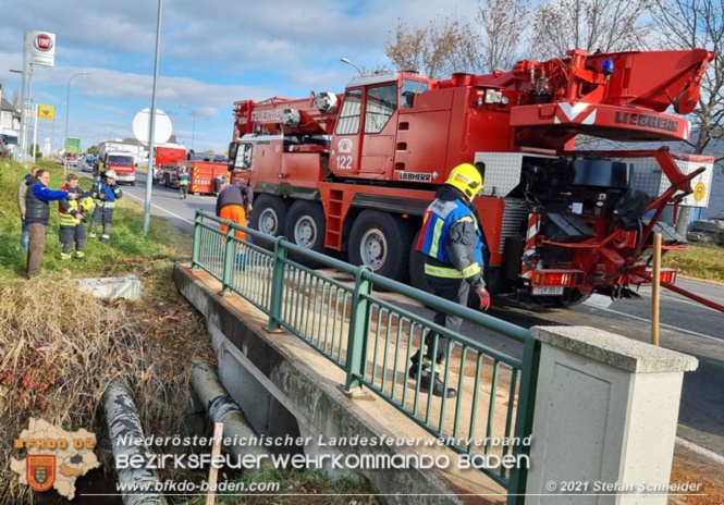 20211123 Lkw Unfall mit Dieselaustritt an der Bezirksgrenze Baden - Mdling  Foto: Stefan Schneider BFKDO Baden