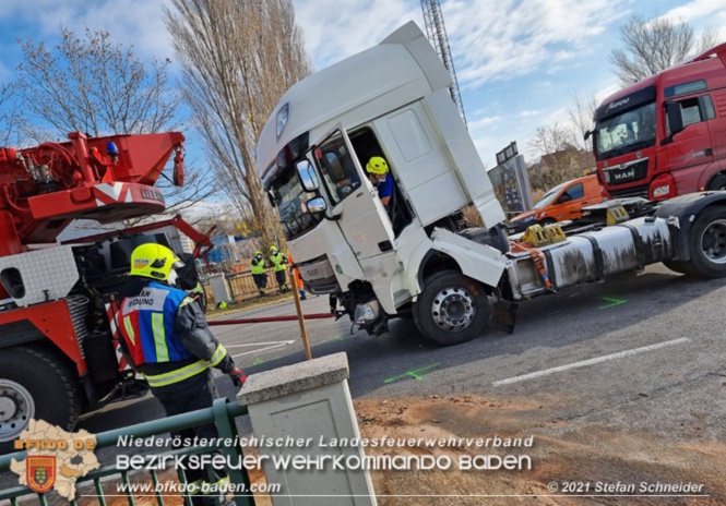 20211123 Lkw Unfall mit Dieselaustritt an der Bezirksgrenze Baden - Mdling  Foto: Stefan Schneider BFKDO Baden