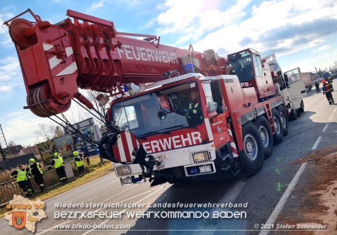 20211123 Lkw Unfall mit Dieselaustritt an der Bezirksgrenze Baden - Mödling Foto: Stefan Schneider BFKDO Baden 20211123 Lkw Unfall mit Dieselaustritt an der Bezirksgrenze Baden - Mödling Foto: Stefan Schneider BFKDO Baden