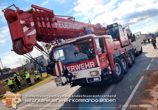 20211123 Lkw Unfall mit Dieselaustritt an der Bezirksgrenze Baden - Mdling  Foto: Stefan Schneider BFKDO Baden