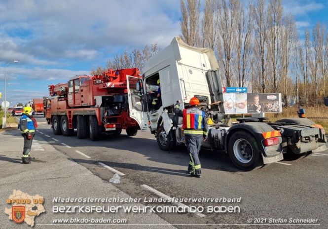 20211123 Lkw Unfall mit Dieselaustritt an der Bezirksgrenze Baden - Mödling Foto: Stefan Schneider BFKDO Baden 20211123 Lkw Unfall mit Dieselaustritt an der Bezirksgrenze Baden - Mödling Foto: Stefan Schneider BFKDO Baden