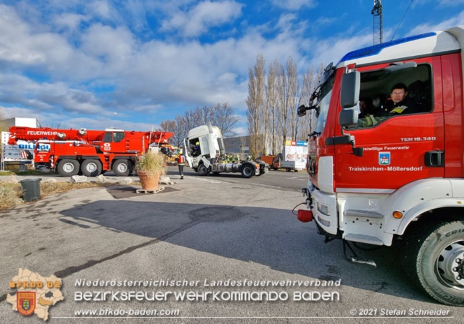 20211123 Lkw Unfall mit Dieselaustritt an der Bezirksgrenze Baden - Mdling  Foto: Stefan Schneider BFKDO Baden