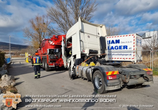 20211123 Lkw Unfall mit Dieselaustritt an der Bezirksgrenze Baden - Mödling Foto: Stefan Schneider BFKDO Baden 20211123 Lkw Unfall mit Dieselaustritt an der Bezirksgrenze Baden - Mödling Foto: Stefan Schneider BFKDO Baden