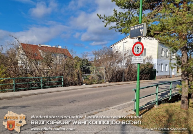 20211123 Lkw Unfall mit Dieselaustritt an der Bezirksgrenze Baden - Mdling  Foto: Stefan Schneider BFKDO Baden