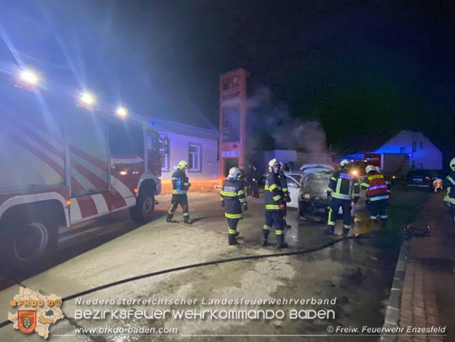 20211216 Fahrzeugbrand im Ortsgebiet von Hirtenberg  Foto:  Reinhard Wafrek Freiwillige Feuerwehr Enzesfeld