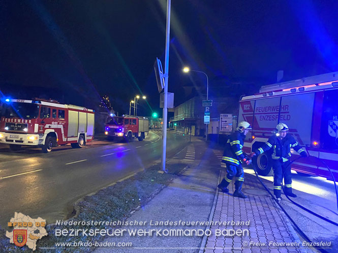 20211216 Fahrzeugbrand im Ortsgebiet von Hirtenberg  Foto:  Reinhard Wafrek Freiwillige Feuerwehr Enzesfeld