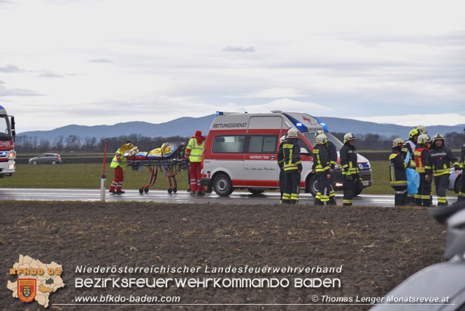 20211224 Feuerwehrmann als Ersthelfer nach Fahrzeugberschlag auf der B60 bei Unterwaltersdorf   Foto: Thomas Lenger Monatsrevue.at